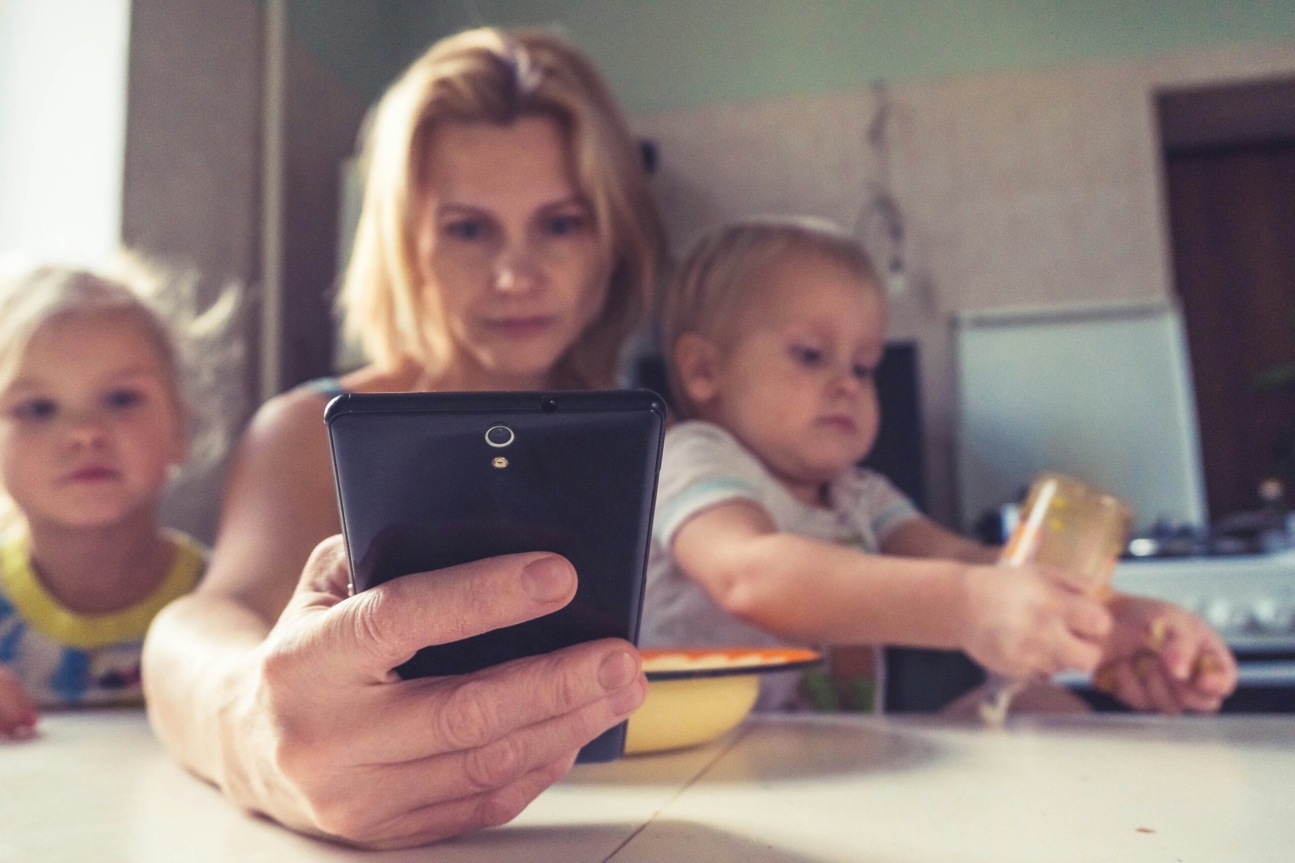 Tecnologia na palma da mão: apoio essencial na rotina da maternidade