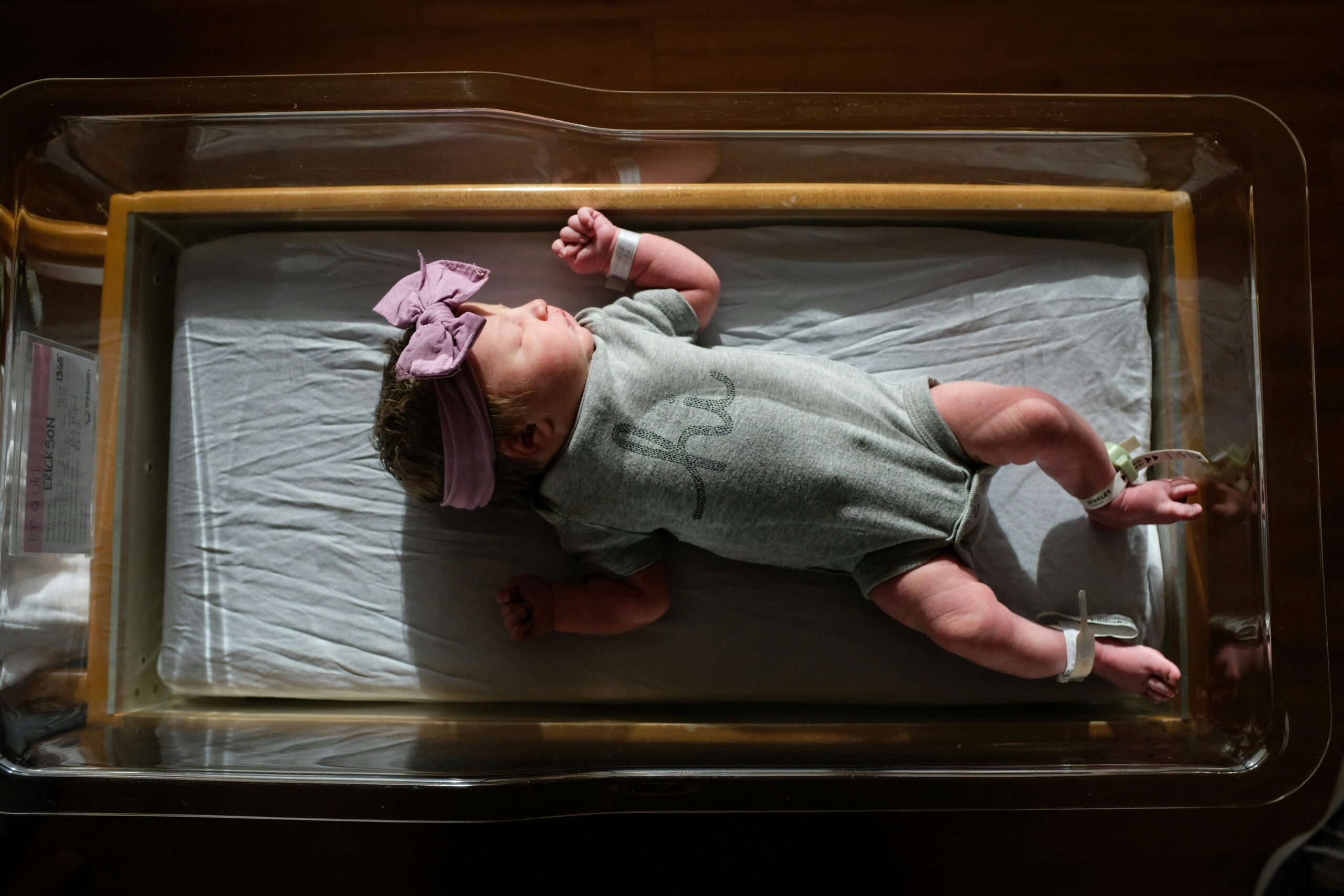 Uma boneca Reborn que parece com um bebê humano