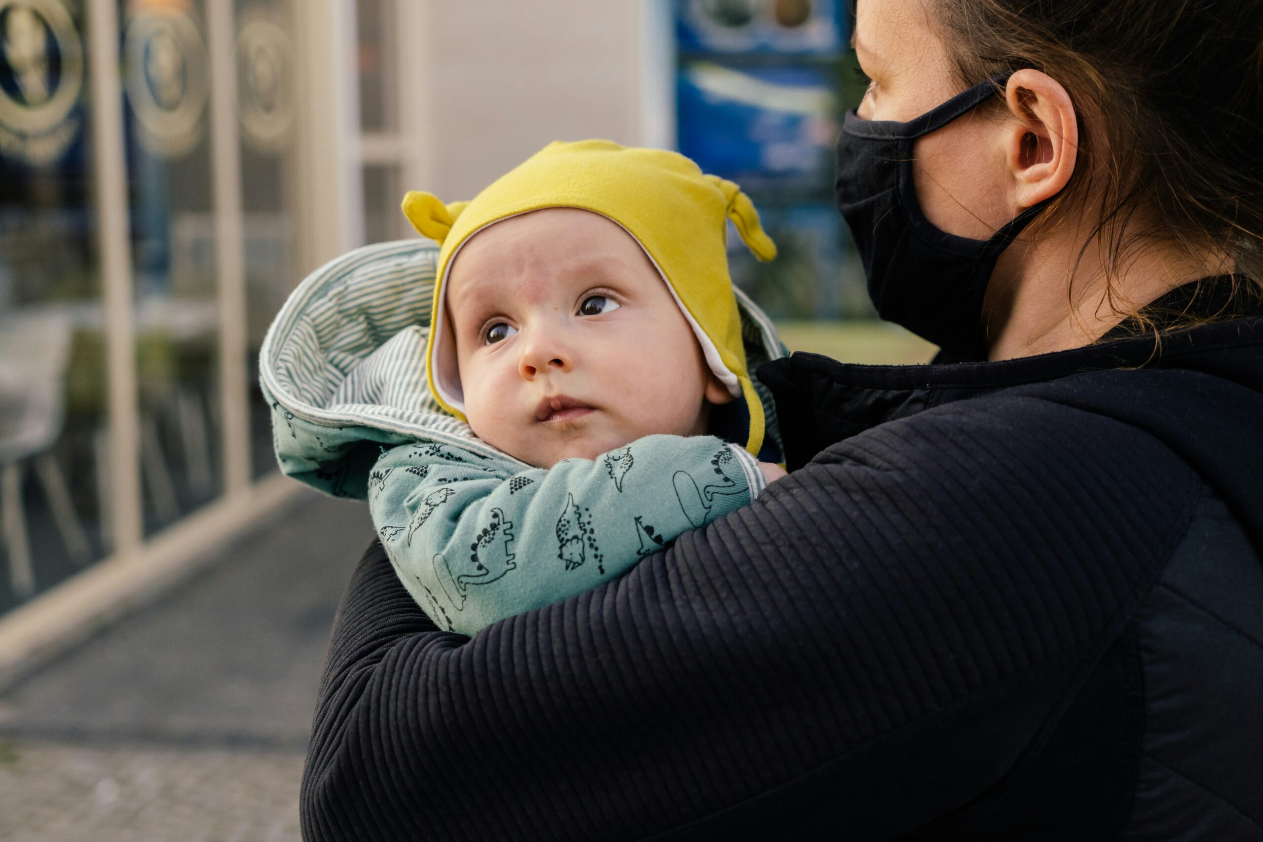 mulher com um bebê reborn passeando com no transporte